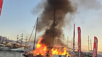 Gezi teknesi alev alev yandı