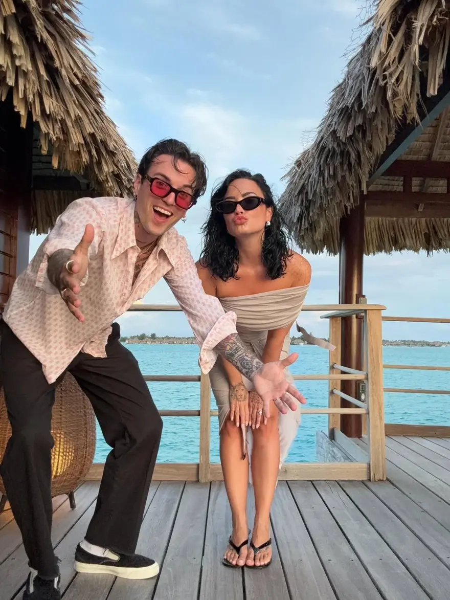Ünlü şarkıcı Demi Lovato'dan balayı pozları 2