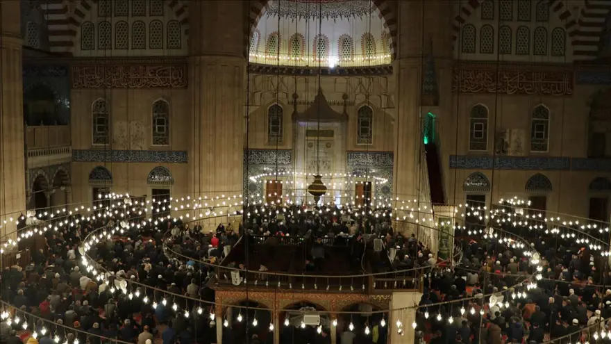 KANDİL GECESİNİN OLDUĞU GÜNDE Mİ, BİR GÜN SONRASINDA MI ORUÇ TUTULMALI? 2