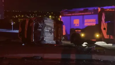 Havalimanı yolunda kaza: Otomobille çarpışan araç takla attı, 6 kişi yaralandı