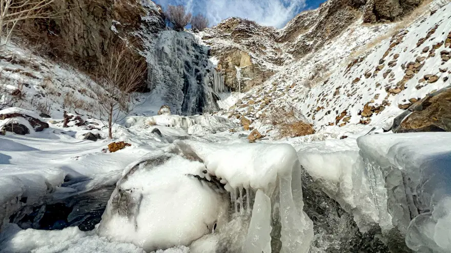 Kars'ta Susuz Şelalesi kısmen dondu 1 Kars'ta Susuz Şelalesi kısmen dondu 1