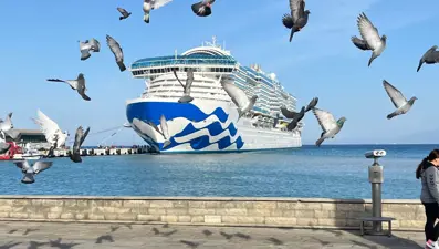 Dünyanın en büyük kruvaziyer gemisi Kuşadası'nda: 3 bin 745 turist, bin 675 mürettebat