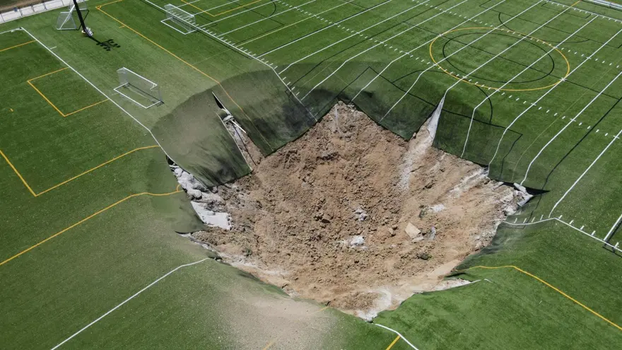 ABD'de futbol sahasında dev obruk oluştu! 7 ABD'de futbol sahasında dev obruk oluştu! 7