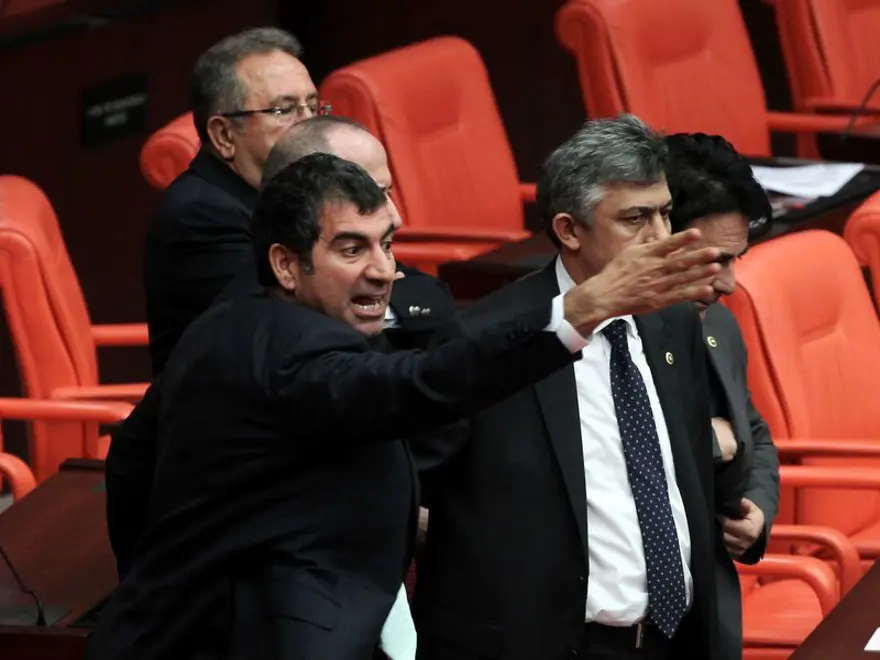 Meclis'te gergin oturum 12