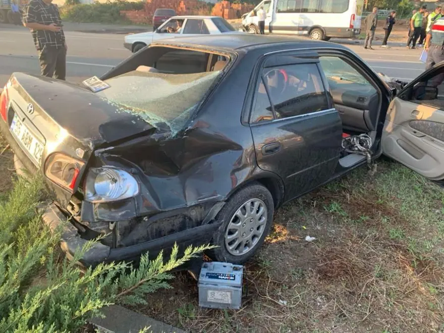 Otomobil, öğrenci servisi ile çarpıştı: 5 yaralı 2
