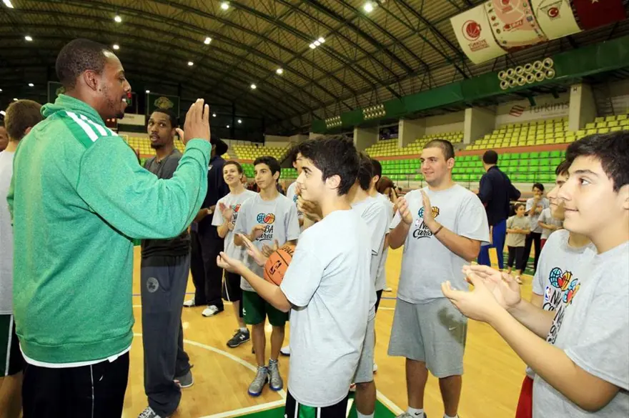 NBA yıldızları çocuklarla buluştu 1