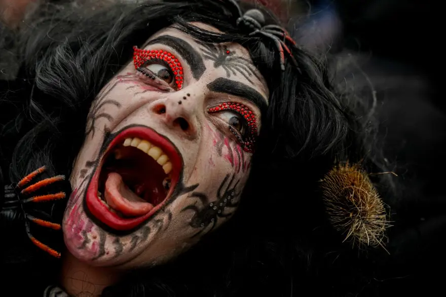 14 asırlık geleneğin görüntüleri damga vurdu: Maske ve kostümler; işte Vevçani Karnavalı 