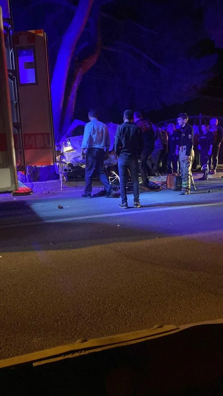 Urla'da feci kaza: Otomobil ikiye yarıldı, 2 kişi araçtan fırladı 1