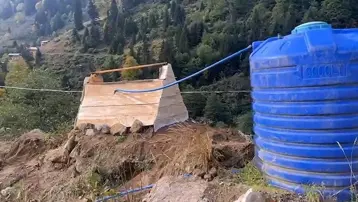 Gören mezar zannediyor ama gerçek başka: Dua okumak için gitmişti