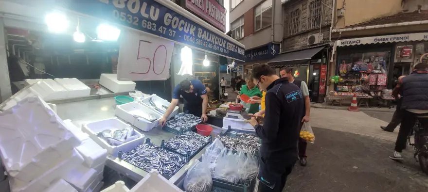 Balıkçıların önünde uzun kuyruk var: Tezgahlar doldu, taştı 2