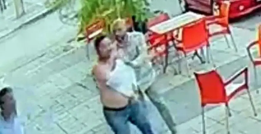 Arkadaşlarıyla çay içerken yorgun merminin hedefi oldu 2