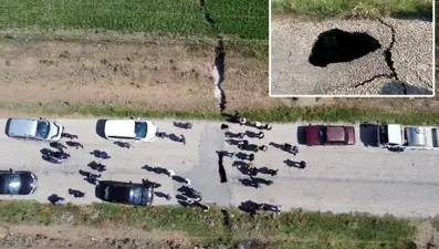 Yolda 1 kilometrelik yarık oluştu