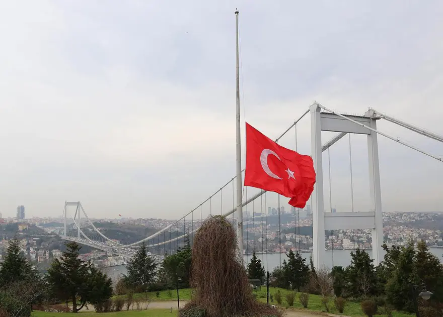 Türk Bayraklar yarıya indirildi 5