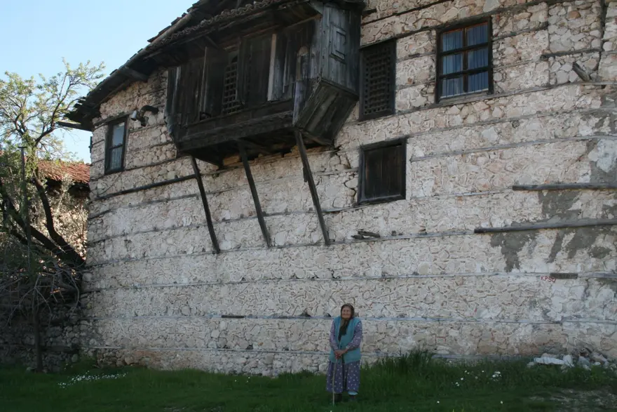 Koruma altındaki tarihi düğmeli evler tek tek yok oluyor 13