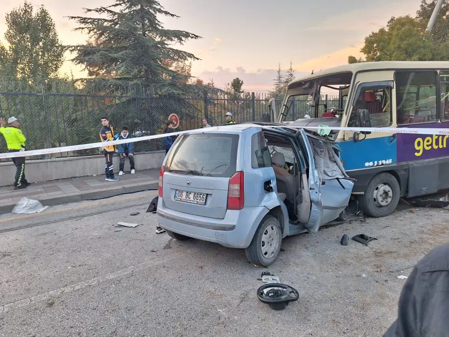 Ankara'da otomobil ile minibüs kafa kafaya çarpıştı: 1 ölü, 14 yaralı Ankara'da otomobil ile minibüs kafa kafaya çarpıştı: 1 ölü, 14 yaralı