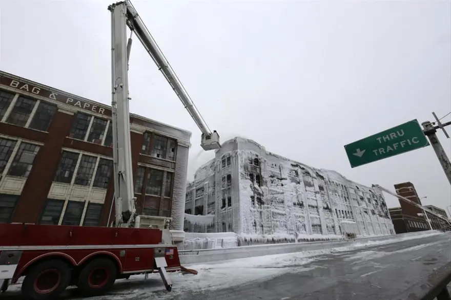 İtfaiyenin buzla mücadelesi 93