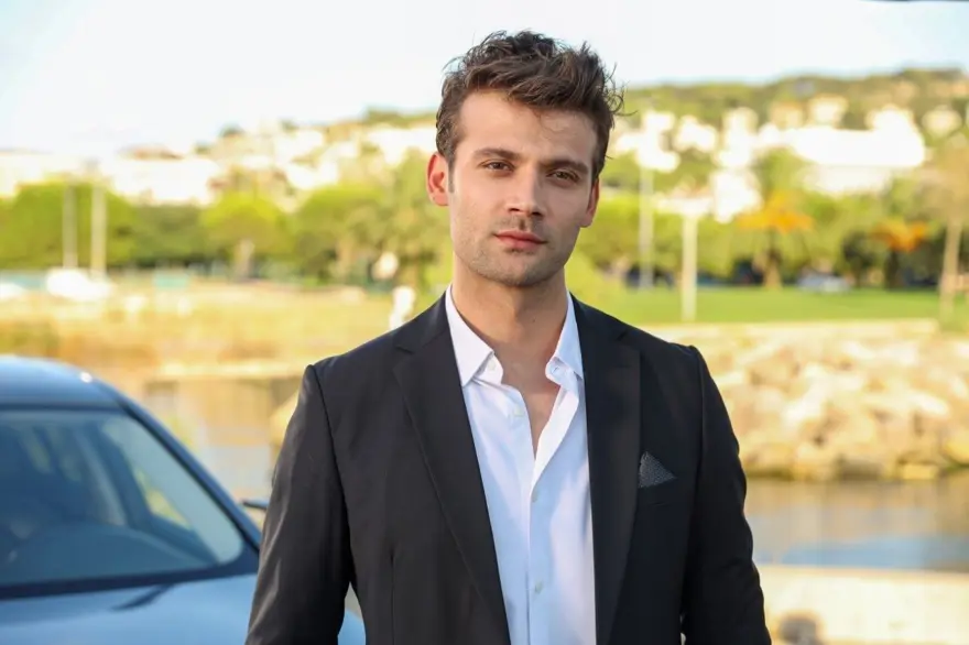 Caner Topçu "Barış" karakteriyle Aynadaki Yabancı dizisinde (Caner Topçu kimdir?) Caner Topçu "Barış" karakteriyle Aynadaki Yabancı dizisinde (Caner Topçu kimdir?)