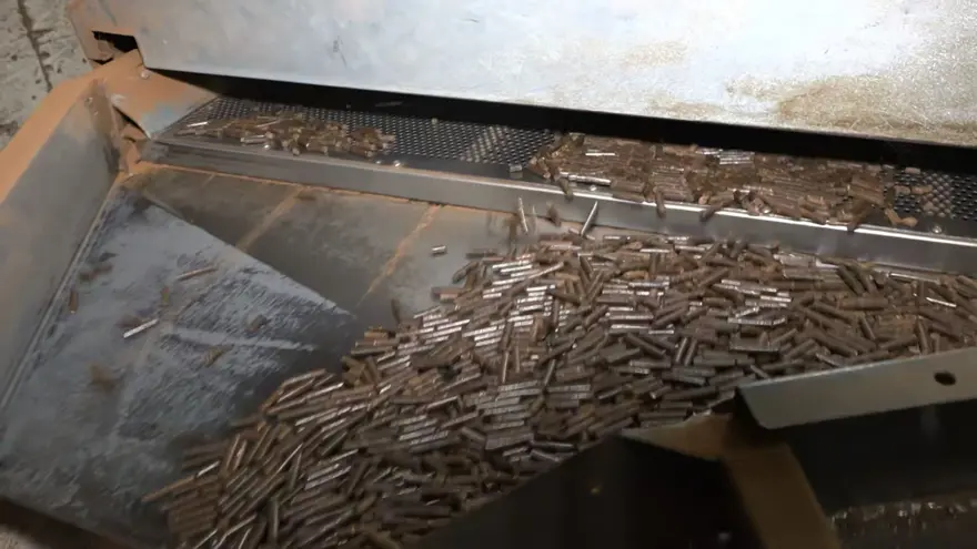 ÇAY ÇÖPLERİ, MANGAL KÖMÜRÜNE DÖNÜŞTÜRÜLÜYOR 1 ÇAY ÇÖPLERİ, MANGAL KÖMÜRÜNE DÖNÜŞTÜRÜLÜYOR 1