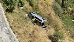 Bitlis'te şarampole devrilen otomobildeki 2 kişi yaralandı