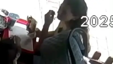 Saçını koparıp tostunun içine koydu! Gerekçesi şoke etti