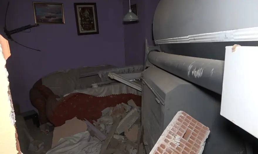 Freni boşalan tanker odasında dinlenen sürücüye çarptı 7