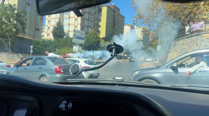 Kartal’da düğün konvoyu tepkisi | Trafiği durdurup, tek tekerüstünde gittiler 5 Kartal’da düğün konvoyu tepkisi | Trafiği durdurup, tek tekerüstünde gittiler 5