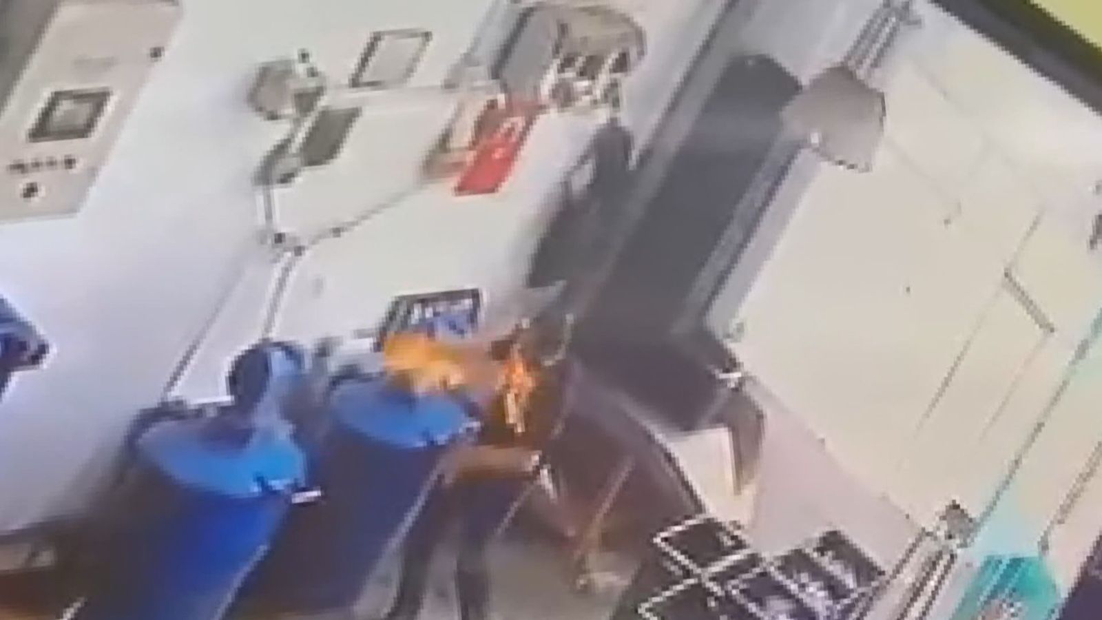 Ellerine dezenfektan döküp, atıkları yakmaya çalışınca eli alev aldı