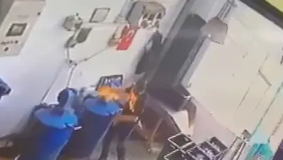 Ellerine dezenfektan döküp, atıkları yakmaya çalışınca eli alev aldı