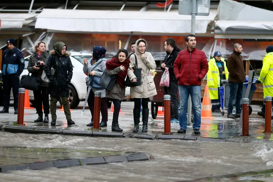 İzmir'de fırtına: Deniz taştı, işyerlerini su bastı 19