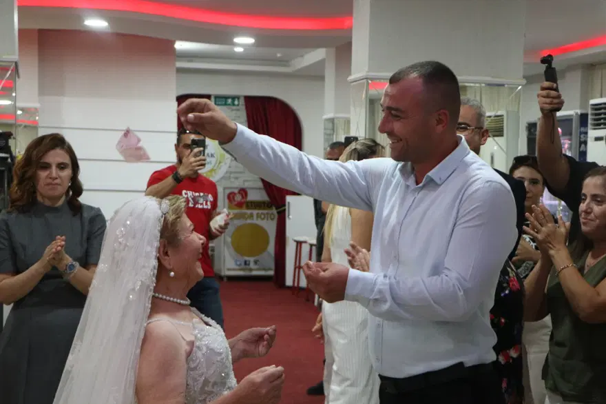 Aşkına kavuşamadı damatsız düğün yapıldı: 83 yaşındaki kadın gelinlik giyip göbek attı 3