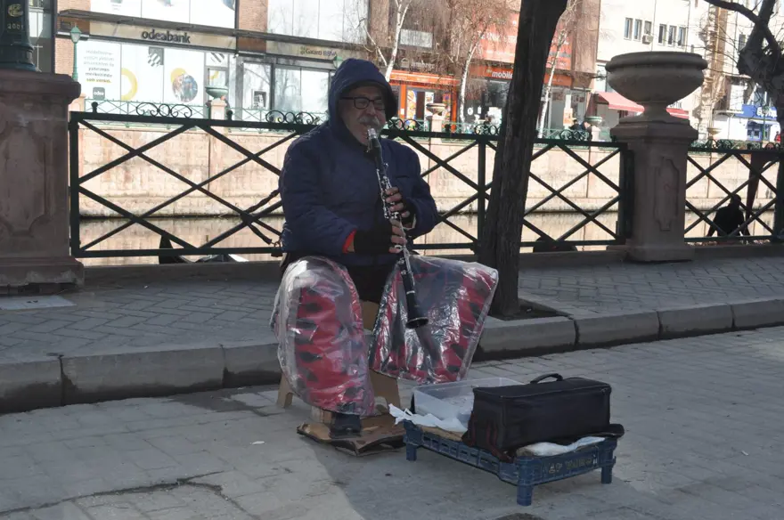 Soğuk, kar, yağmur demeden yıllardır sokakta sanatını icra ediyor 5