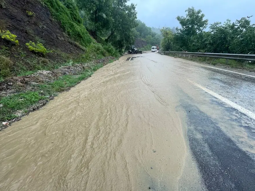 Karadeniz'i sel vurdu: Dereler taştı, yollar göle döndü, evleri su bastı 53 Karadeniz'i sel vurdu: Dereler taştı, yollar göle döndü, evleri su bastı 53