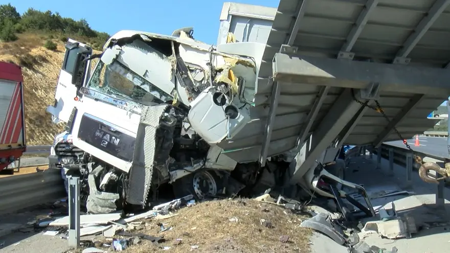 Çekmeköy'de TIR refüje çarptı: Şoför hayatını kaybetti 5