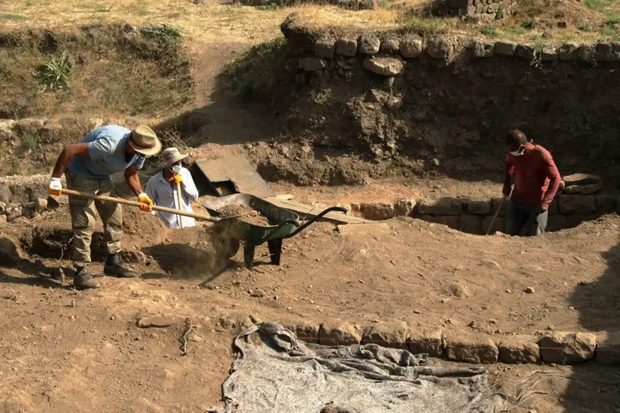 Bitlis Kalesi’nde Bizans ve Osmanlı dönemine ait bulgular bulundu 4 Bitlis Kalesi’nde Bizans ve Osmanlı dönemine ait bulgular bulundu 4