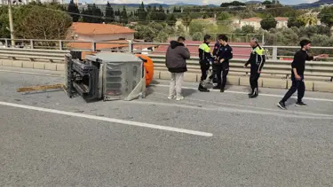 Forklift devrildi, bir işçi yaralandı