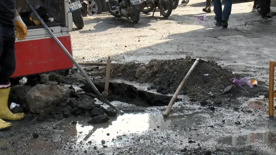 Eminönü'nde su borusu patladı 3