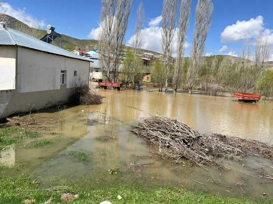 Bayburt'ta sağanak yağış: Dere taştı, köy su altında kaldı 5
