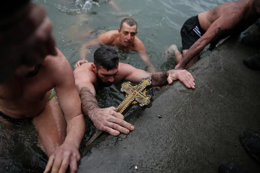 Buz gibi suda haç çıkarma töreni 7 Buz gibi suda haç çıkarma töreni 7