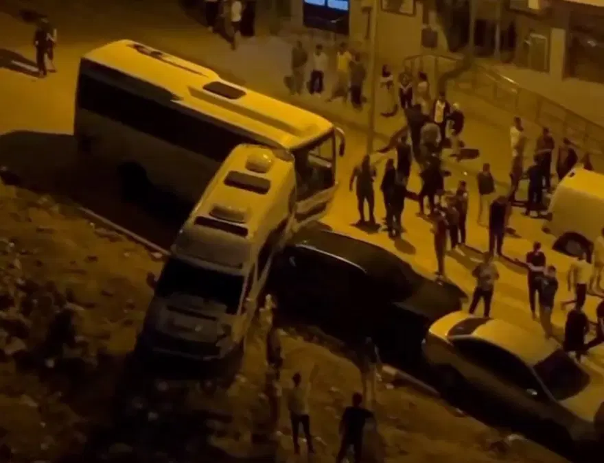 Yokuş aşağı kayan midibüs 9 aracı biçti 3