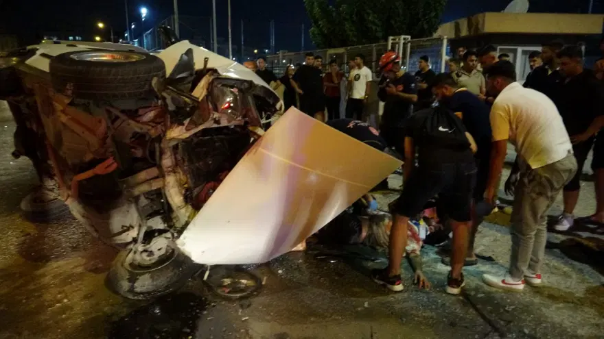 Antalya'da otomobiller kafa kafaya çarpıştı: Ortalık savaş alanına döndü 1 Antalya'da otomobiller kafa kafaya çarpıştı: Ortalık savaş alanına döndü 1