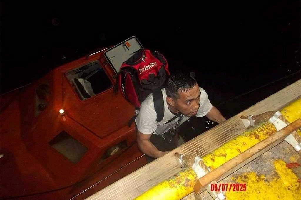 Bir Yunan gemisi daha vuruldu: İki mürettebat öldü, ikisi kayıp