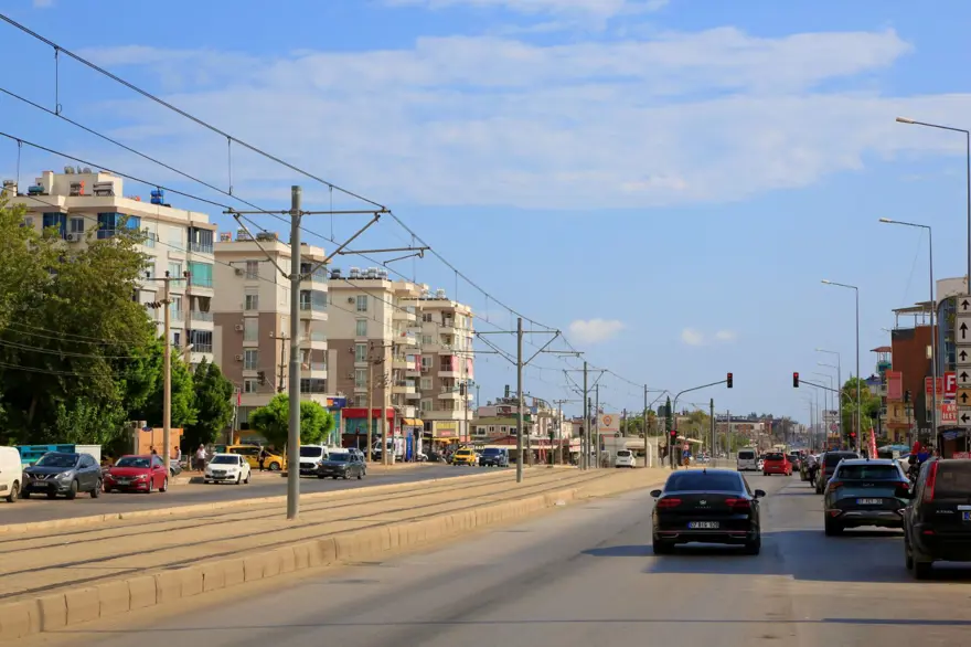 Antalya'da iki mevsim yaşandı! Bir tarafta sağanak, bir tarafta güneşli hava Antalya'da iki mevsim yaşandı! Bir tarafta sağanak, bir tarafta güneşli hava