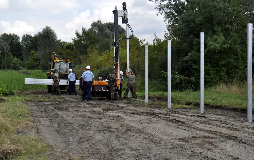 Macaristan-Sırbistan sınırına tel örgü 14 Macaristan-Sırbistan sınırına tel örgü 14