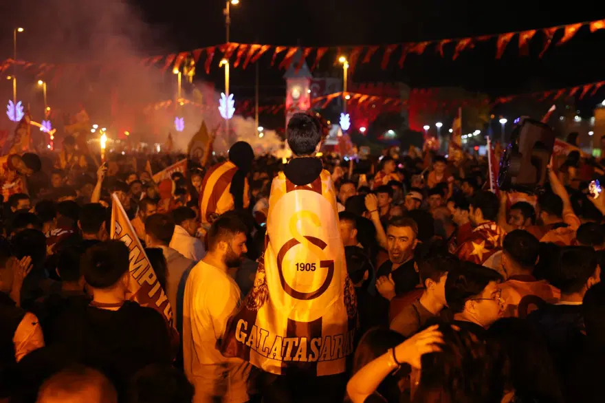 Galatasaray taraftarı sokağa döküldü 10 Galatasaray taraftarı sokağa döküldü 10