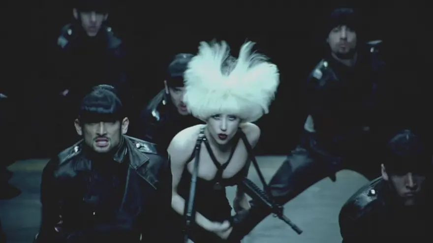 Gaga'dan homoerotik bir askeri fantezi 41