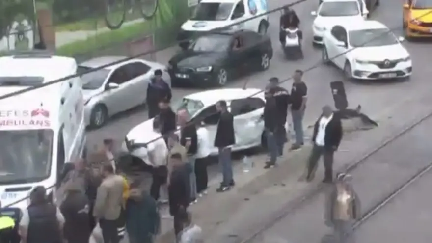 İstanbul’da tramvay otomobile çarptı: 2 yaralı 6 İstanbul’da tramvay otomobile çarptı: 2 yaralı 6
