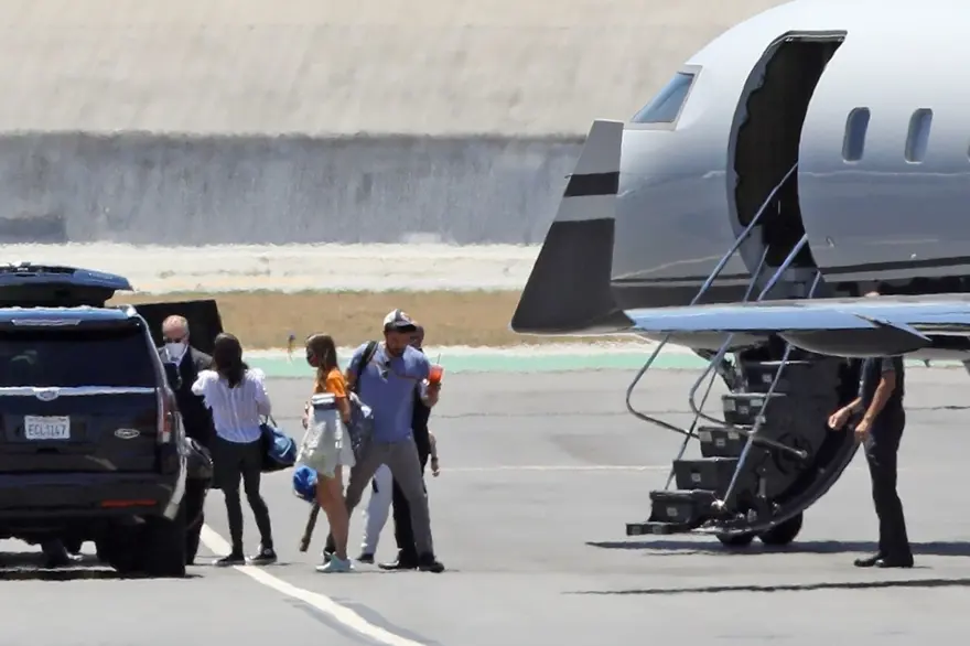 Ben Affleck ile Ana de Armas'dan özel jetle tatile çıktı 7