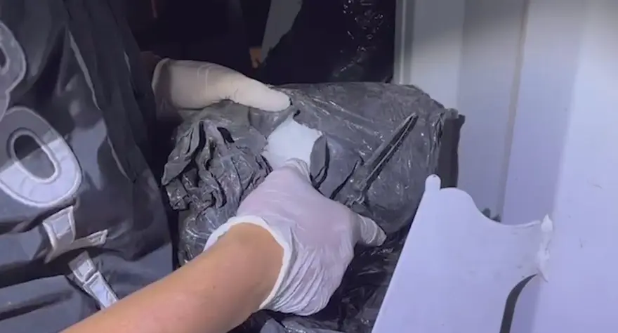 TIR’daki gizli bölmeden 10 milyon liralık uyuşturucu çıktı 3