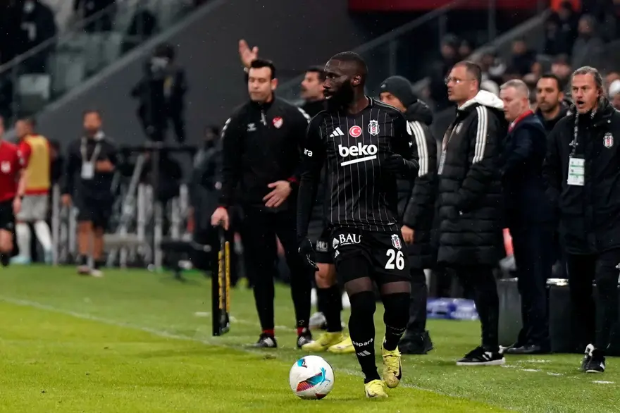 Beşiktaş'ta ayrılacak isimler netleşiyor: Onana, Chamberlain, Masuaku ve Musrati listenin başında 3