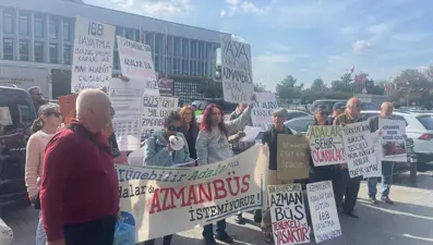 Adalılardan İBB önünde minibüs eylemi: "Derhal çekilmeli"